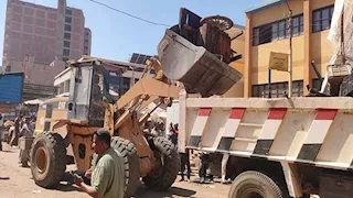 حملات نظافة وإزالة إشغالات في أبنوب استعدادًا لامتحانات الثانوية العامة (صور)