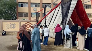 عيون تراقب البوابات.. "أمهات السويس" يرابطن أمام لجان الثانوية في أول أيام الامتحانات -فيديو وصور