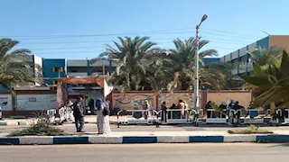  خارج أسوار المدارس.. هكذا عاشت أسر الوادي الجديد الساعات الأولى لامتحانات الثانوية العامة -صور