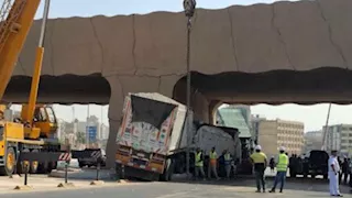اصطدام سيارة نقل بكوبري الرماية الجديد المؤدي إلى الأهرامات | صور