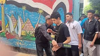 صور.. تفتيش آذان الطلاب قبل دخول لجان الثانوية العامة