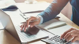لماذا يعمل المصريون في أكثر من وظيفة؟  