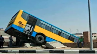 عطل بالفرامل.. تصادم أتوبيس وسيارة ملاكي بمحور المشير