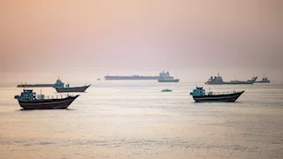 إيران تُرسل وفدًا إلى عُمان لبحث ترتيبات إدارة الملاحة في مضيق هرمز