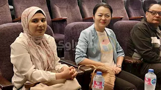 قنصل الصين تشارك جماهير الإسكندرية متابعة مباراة مصر ونيوزيلندا في الاستاد- صور