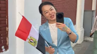 بعلم مصر.. قنصل الصين تشارك جماهير الفراعنة فرحة فوزهم الأول في المونديال- صور