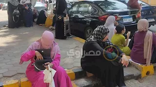 بالصور.. أولياء الأمور ينتظرون الطلاب خارج لجان الثانوية العامة بالجيزة 