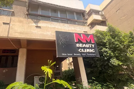 وزارة الصحة تغلق عيادة تجميل مخالفة وتضبط منتحلة صفة طبيب