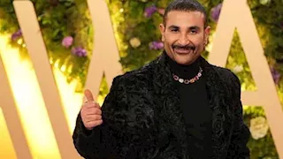 قبل قص ضفيرته.. بالصور- "تقاليع" أغضبت جمهور أحمد سعد 