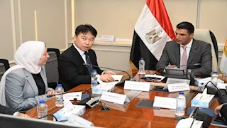 وزير الصناعة يبحث مع شركة "سامسونج" خططها التوسعية في مصر 
