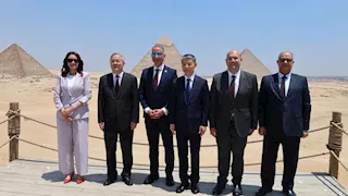 محافظ الجيزة يستعرض مشروعات تطوير الأهرامات أمام وفد صيني رفيع المستوى