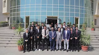   طلاب جامعة السويس يبتكرون سيارة كهربائية ذكية هجينة تعمل بالطاقة الشمسية -صور 