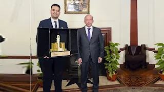 عميد قصر العيني يتسلم مجسما لوقف الملك عبد العزيز- صور