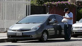 رغم سعرها الاقتصادي.. لماذا يقود مشاهير العالم سيارة تويوتا بريوس؟