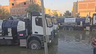 جهاز أكتوبر الجديدة يعلن إصلاح كسر خط الطرد الرئيسي بعد تجمعات المياه بالشوارع -صور