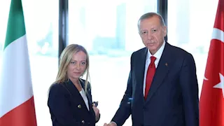 بعد إعلان ميلوني.. أردوغان مازحًا: أتمنى إقناع الأتراك بالإقلاع عن التدخين (فيديو)