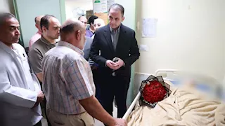 للاطمئنان على حالتها الصحية.. نائب وزير الصحة يزور طبيبة الأسنان المعتدى عليها بمستشفى ناصر  - (صور)