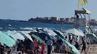 قبل ما تنزل البحر.. تعرف على ألوان الرايات بشواطئ الإسكندرية في "الويك إند"- صور 