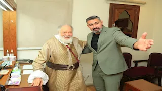  بالصور| ياسر جلال يقبل يد يحيى الفخراني بعد حضور مسرحية الملك لير