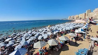 كامل العدد.. شواطئ الإسكندرية تستقبل آلاف المصطافين في عطلة الجمعة (فيديو وصور)