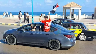 بموكب وأعلام.. الإسكندرية تحتفل بتأهل منتخب مصر لدور الـ 32 في المونديال - فيديو وصور 