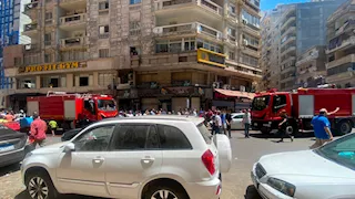ماس كهربائي.. إصابة مواطن في حريق التهم مخزن ملابس بالإسكندرية -صور