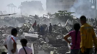سيدة تضع مولودها وسط ركام زلزال فنزويلا المدمر (فيديو)