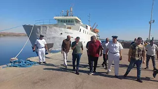بالصور- تحرك عاجل لاحتواء بقعة زيت بعد غرق صندل في بحيرة ناصر