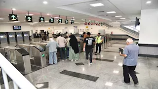 9 صور.. استمرار توافد الركاب على محطة الاستاد بمونوريل شرق النيل