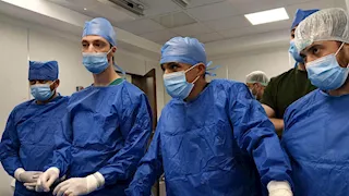 "مصاصة دماء" في غرفة العمليات.. لماذا ما زال الأطباء يستخدمون العلق؟