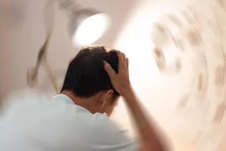  أسباب الدوخة عند حركة الرأس- هل تستدعي زيارة الطبيب أم لا؟