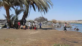رغم لهيب الشمس.. أسرار تأقلم أهالي أسوان مع الطقس الحار (صور)
