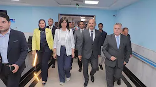تمهيدًا لافتتاحه.. محافظ السويس والسفيرة نبيلة مكرم يتفقدان المستشفى الجامعي (صور)