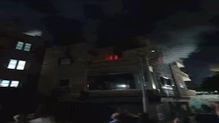 قبل وصول الإطفاء.. شاب يقتحم شقة مشتعلة لإنقاذ 3 أطفال بـ15 مايو