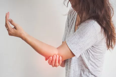 هل الكهرباء الزائدة بالمخ تسبب تنميل الذراعين؟ طبيب يوضح