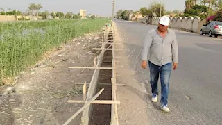إنشاء سور خرسانى على ترعة المريوطية للحد من الحوادث.. صور