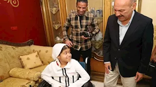 زارها في منزلها.. محافظ السويس يحقق أمنية طفلة ويهديها كرسياً كهربائياً متحركاً