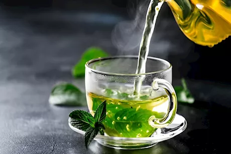 هل تناول الشاي الأخضر صباحًا على معدة فارغة يسبب الغثيان؟