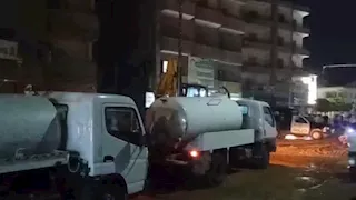 "المياه ابتلعت الأسفلت".. هبوط أرضي بعد انفجار ماسورة بمدخل الشهداء في المنوفية- صور