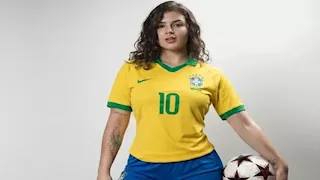 أكثر من 1000 ملصق على جسدها.. مؤثرة برازيلية تثير الجدل قبل كأس العالم