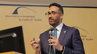أخطر من السرطان والسل.. مدير مركز الجينوم بـ "زويل" يحذر من "الجائحة الخفية"
