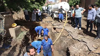 المياه هترجع إمتى؟.. 11 معدة في الشارع لإصلاح انفجار خط مياه ميت خاقان بالمنوفية 