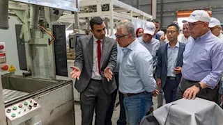 رئيس اقتصادية قناة السويس يتفقد مشروعات القنطرة غرب الصناعية 
