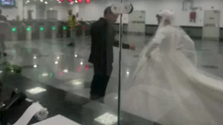 صور| أول فرح داخل المونوريل.. عروسان بملابس الزفاف وسط سعادة الركاب
