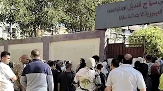 قلق وترقب.. أولياء الأمور أمام لجان امتحانات الشهادة الإعدادية في بورسعيد- صور 