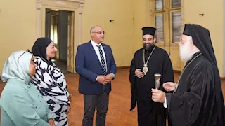 صرح أكاديمي.. محافظ الإسكندرية وبابا الروم يتفقدان مبنى مدرسة "أفيروف" التاريخي -صور
