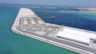 عُمان توقف تحميل النفط في ميناء الفحل بعد انفجار