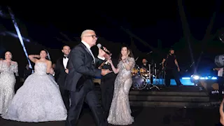 قُبلة في الهواء.. عمرو دياب يستقبل باسم سمرة في حفل زفاف ابنة شقيق عماد زيادة 
