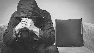 أسباب نفسية خفية وراء الشعور بالحزن المفاجئ.. ما علاقة الحسد؟