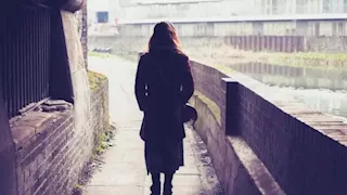 لماذا تشعر أحيانا أن شخصا ما يراقبك أثناء سيرك؟